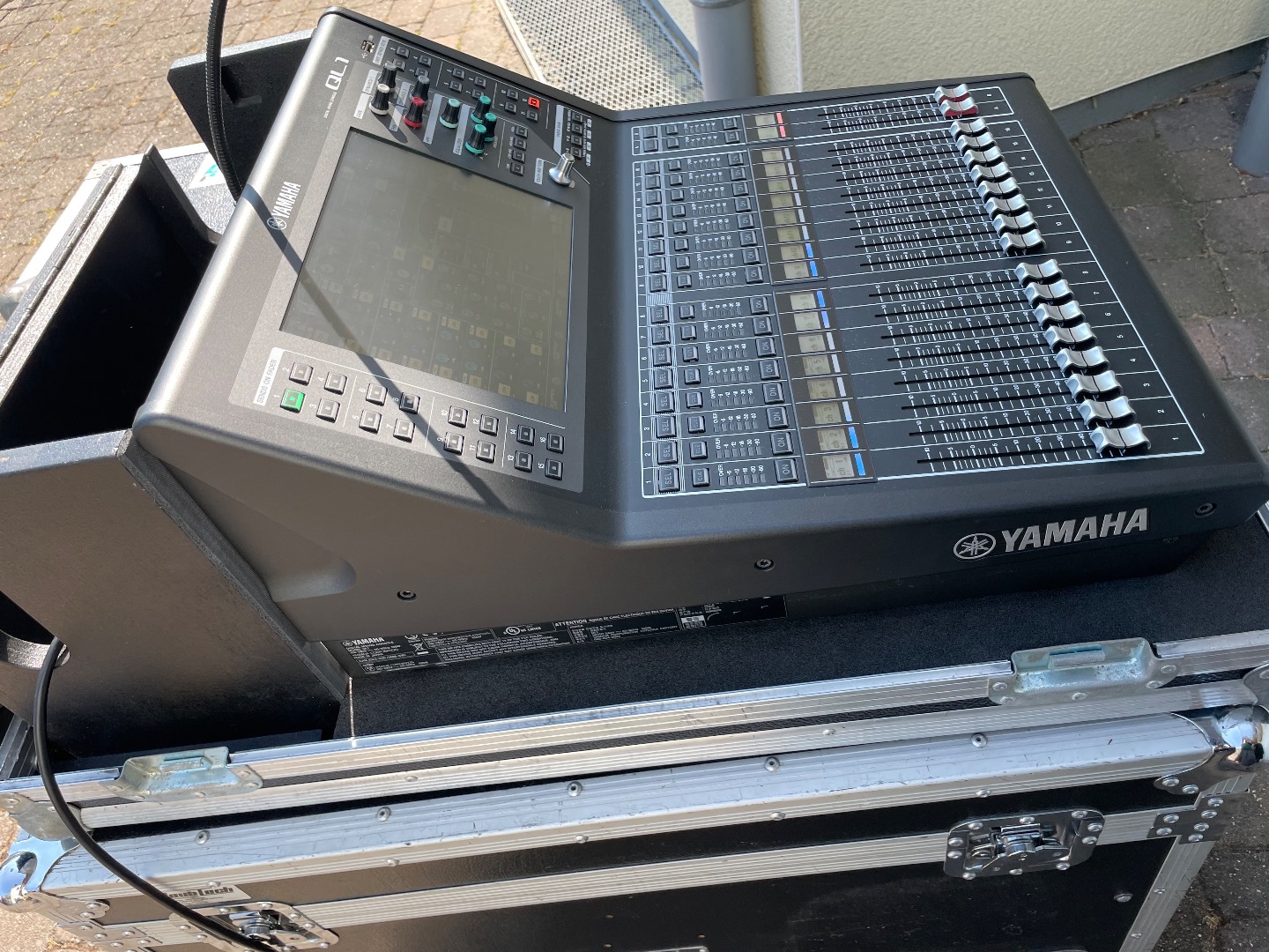 Yamaha QL1 inkl. Case und Pultleuchte (Dante) 6999 EUR Gebrauchte